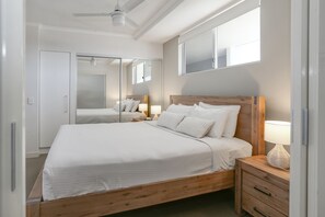2 Schlafzimmer, hochwertige Bettwaren, individuell dekoriert