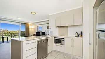 Full-size fridge, microwave, oven, stovetop