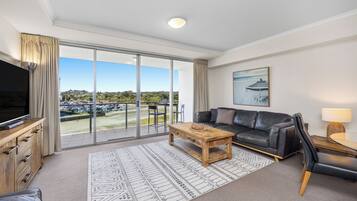 Appartement Deluxe, 1 chambre | Coin séjour | Télévision à écran plat de 42 pouces avec chaînes par câble, télévision