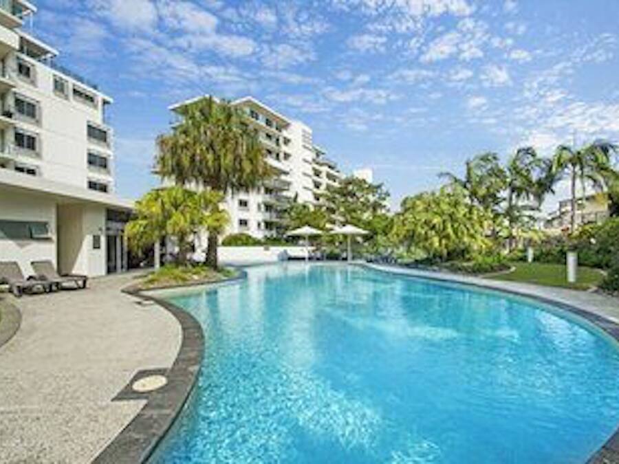 Utomhuspool, öppet 07.00 till 21.00, parasoller och solstolar