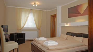 Double Room | Desk, blackout curtains, iron/ironing board, free WiFi