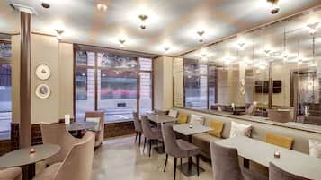 Desayuno continental diario (EUR 10 por persona)