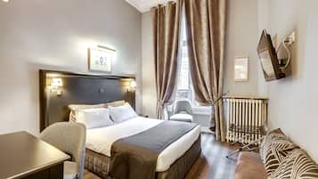 Caja de seguridad en la habitaciĂłn, escritorio y cortinas blackout