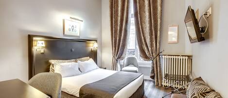 Kahden hengen huone | Tallelokero huoneessa, työpöytä, pimennysverhot, äänieristys