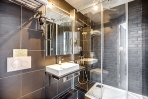 Chambre double | Salle de bain | Séchoir à cheveux, serviettes fournies
