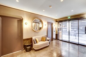 Lobby sitting area - Hotel Opéra Maintenon (Paris)
