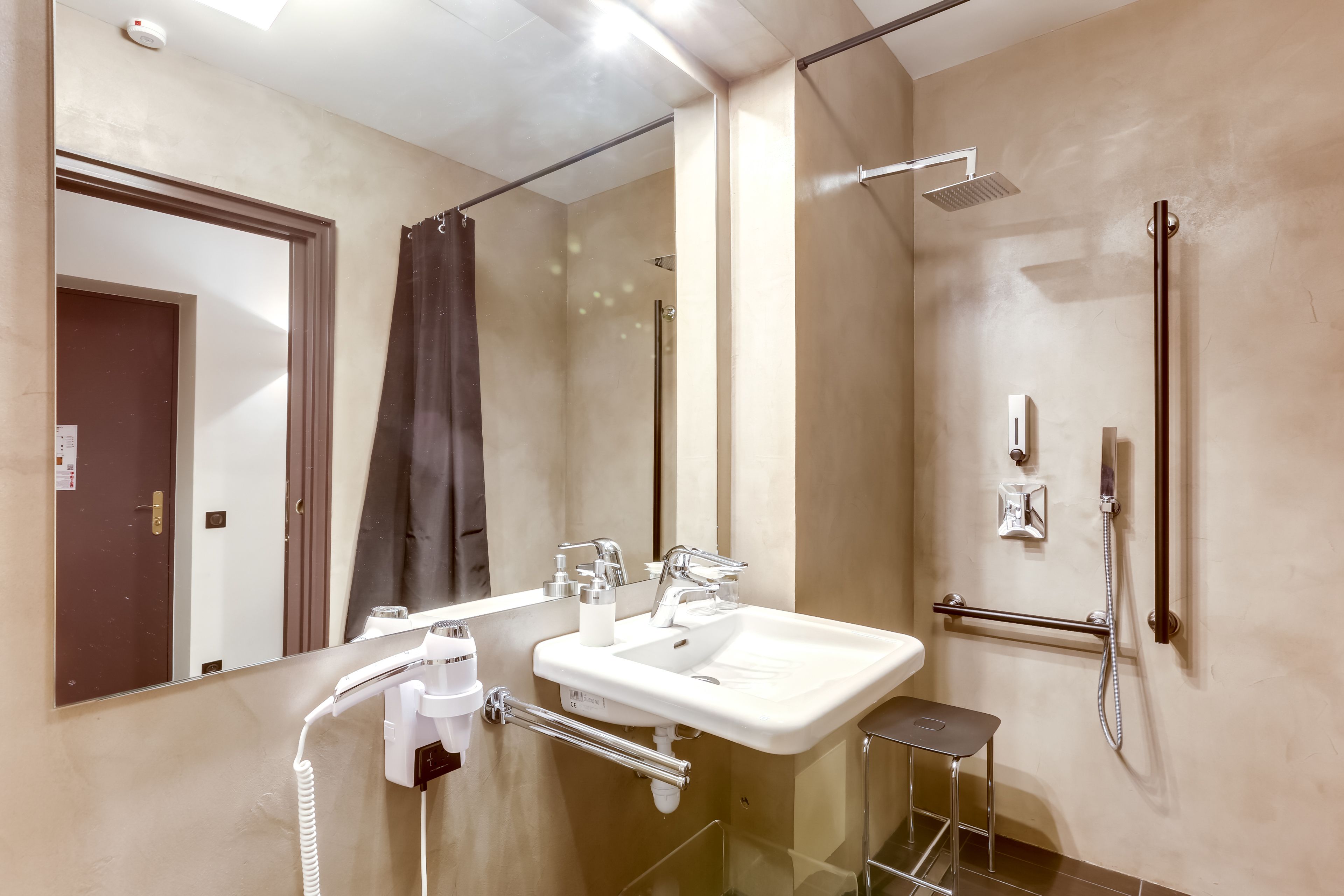 comfort double room, 1 double bed, accessible, ground floor | bathroom | hair dryer, towels