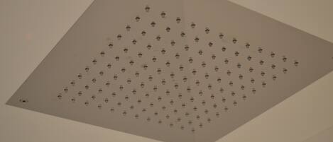 Un plafond doté d’une grille de trous régulièrement espacés, probablement pour l’éclairage ou la ventilation.
