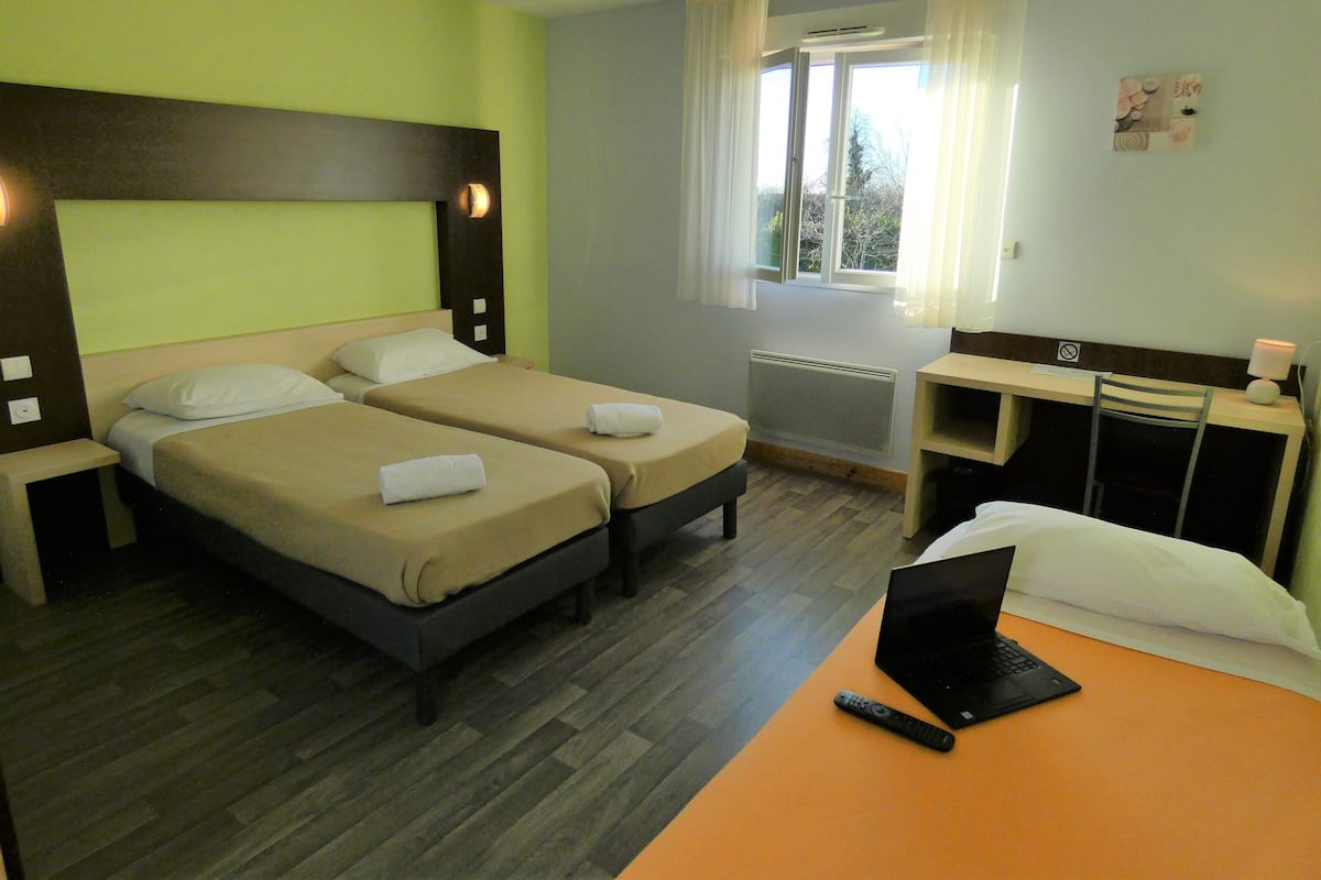 Classic Triple Room | Peralatan tempat tidur premium, dilengkapkan perabot secara berasingan