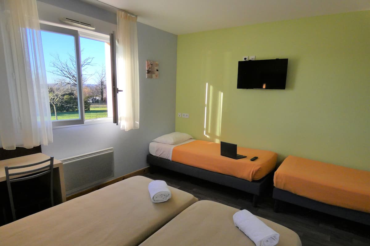 Classic Quadruple Room | Peralatan tempat tidur premium, dilengkapkan perabot secara berasingan