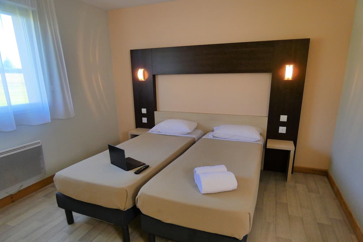 Classic Twin Room, Private Bathroom, Park View | Peralatan tempat tidur premium, dilengkapkan perabot secara berasingan