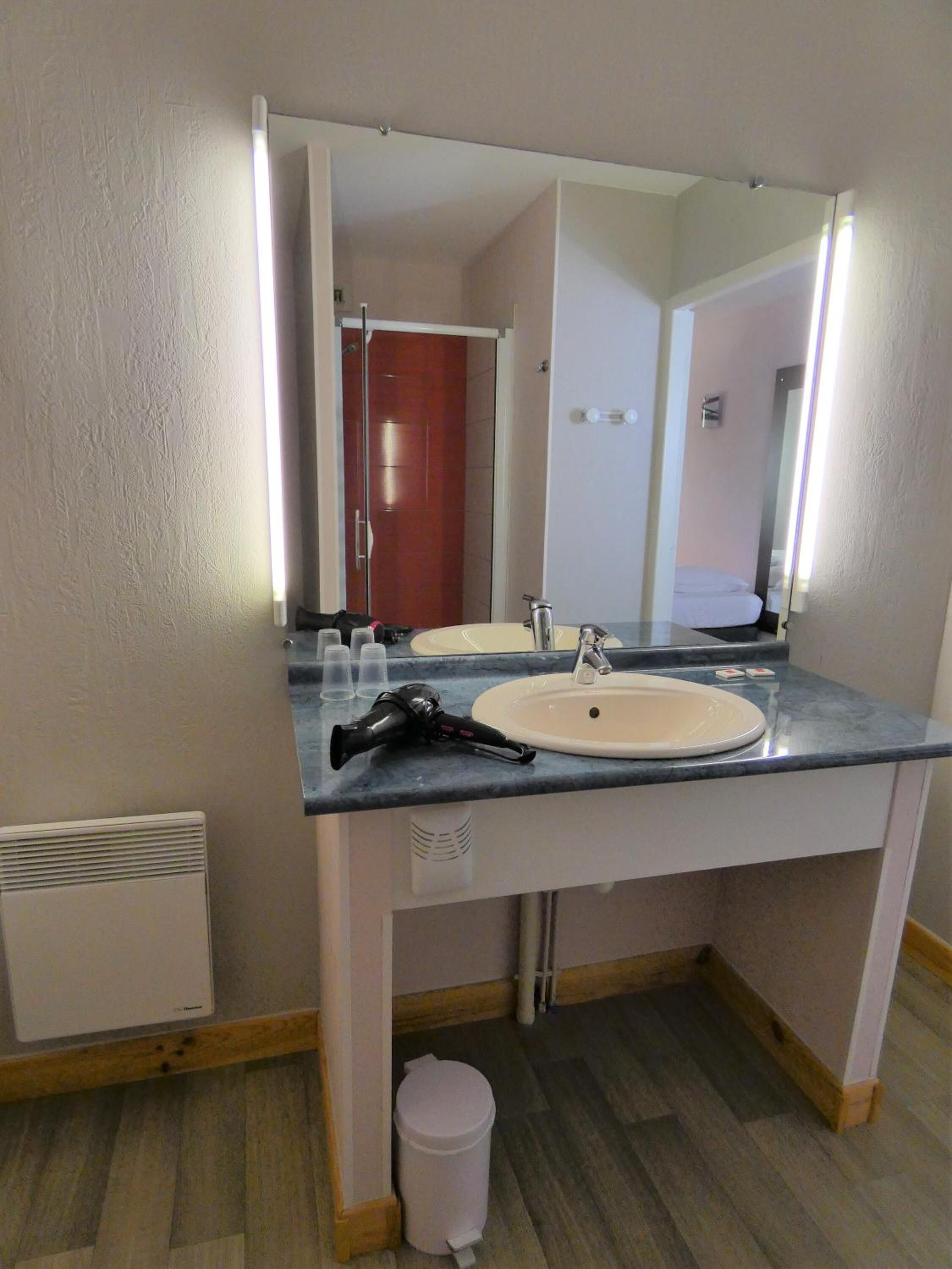 rainfall showerhead, hair dryer, towels