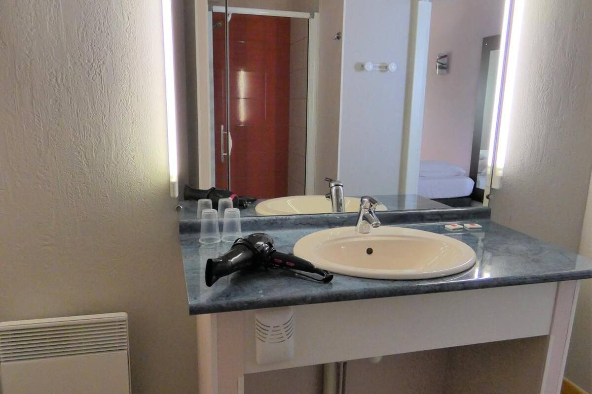 rainfall showerhead, hair dryer, towels