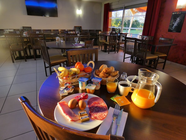Petit déjeuner buffet (10 EUR par personne)