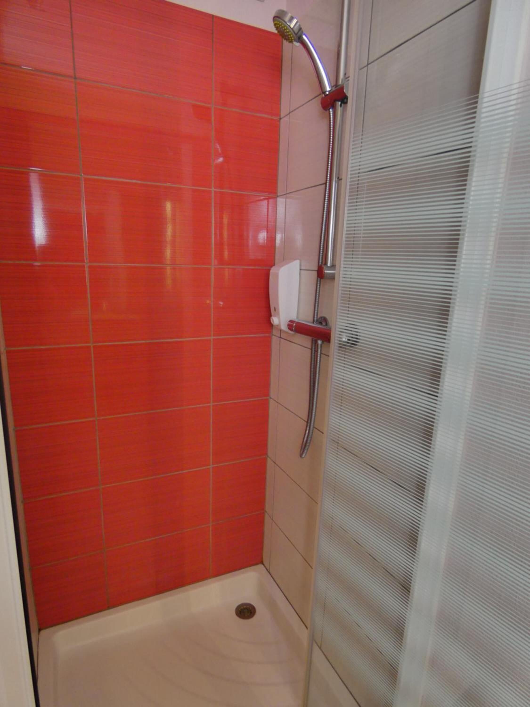 rainfall showerhead, hair dryer, towels