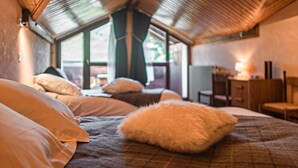 Une chambre confortable avec un grand lit, un bureau et une chaise.