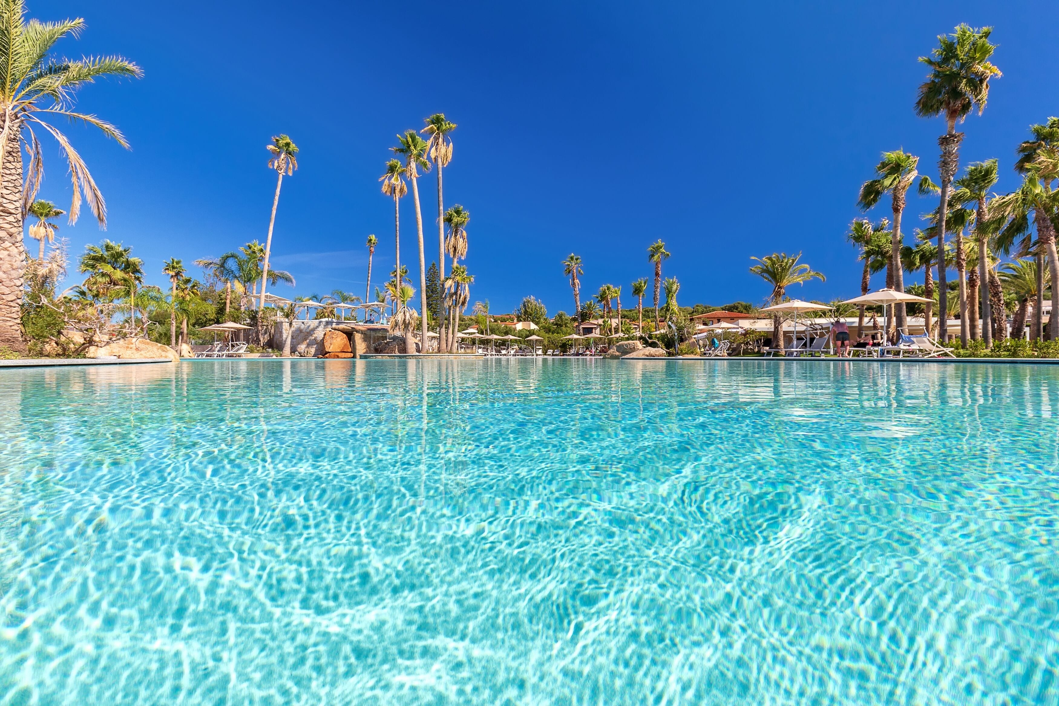 2 buitenzwembaden, parasols bij het zwembad en ligstoelen