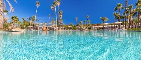 2 buitenzwembaden, parasols voor strand/zwembad
