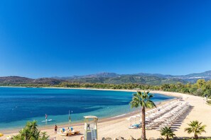私家海滩、黑沙、沙滩椅、海滩遮阳伞