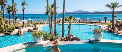 2 piscines extérieures, parasols de plage, chaises longues