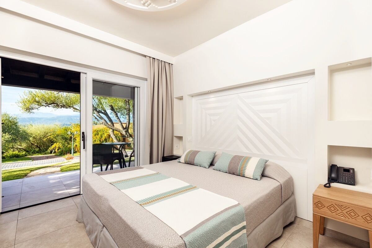 2 bedrooms, in-room safe, desk, blackout curtains