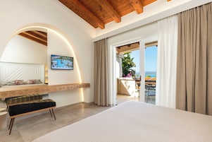 Caja de seguridad en la habitación, escritorio y cortinas blackout