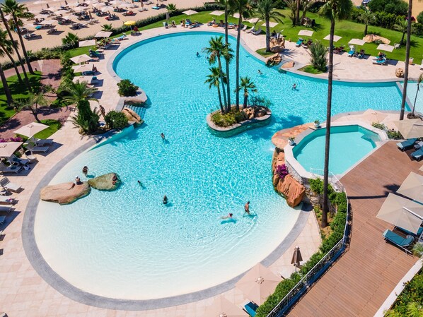 2 piscines extérieures, parasols de plage, chaises longues