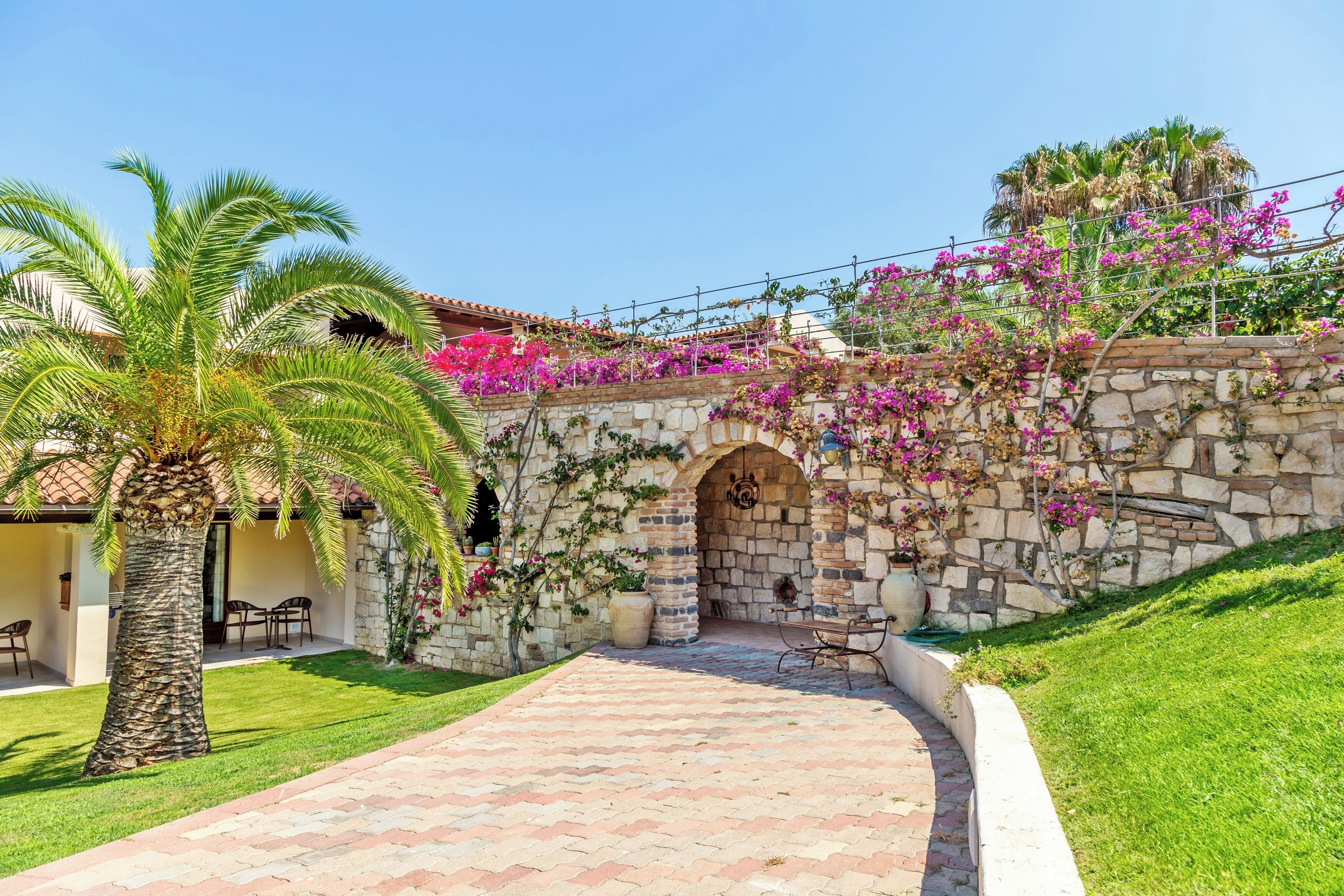 Camera Classic con letto matrimoniale o 2 letti singoli | Una cassaforte in camera, una scrivania, tende oscuranti, Wi-Fi gratuito