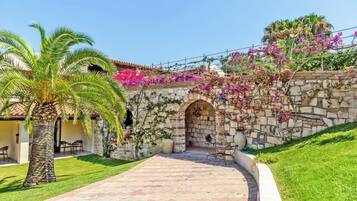 Camera Classic con letto matrimoniale o 2 letti singoli | Una cassaforte in camera, una scrivania, tende oscuranti, Wi-Fi gratuito