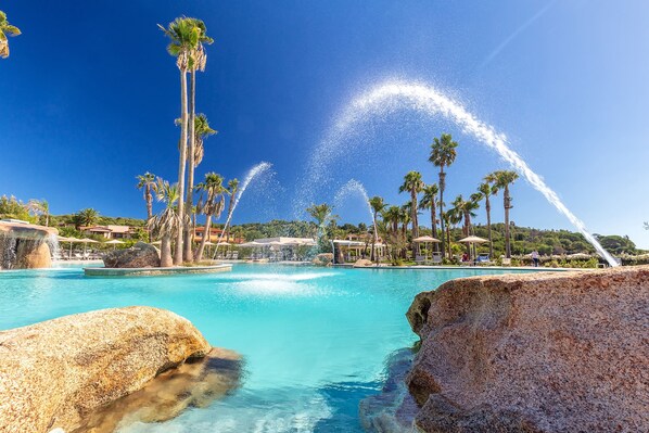 2 piscines extérieures, parasols de plage, chaises longues