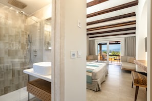 Chambre Deluxe, vue mer | Salle de bain | Douche, articles de toilette gratuits, sèche-cheveux, bidet