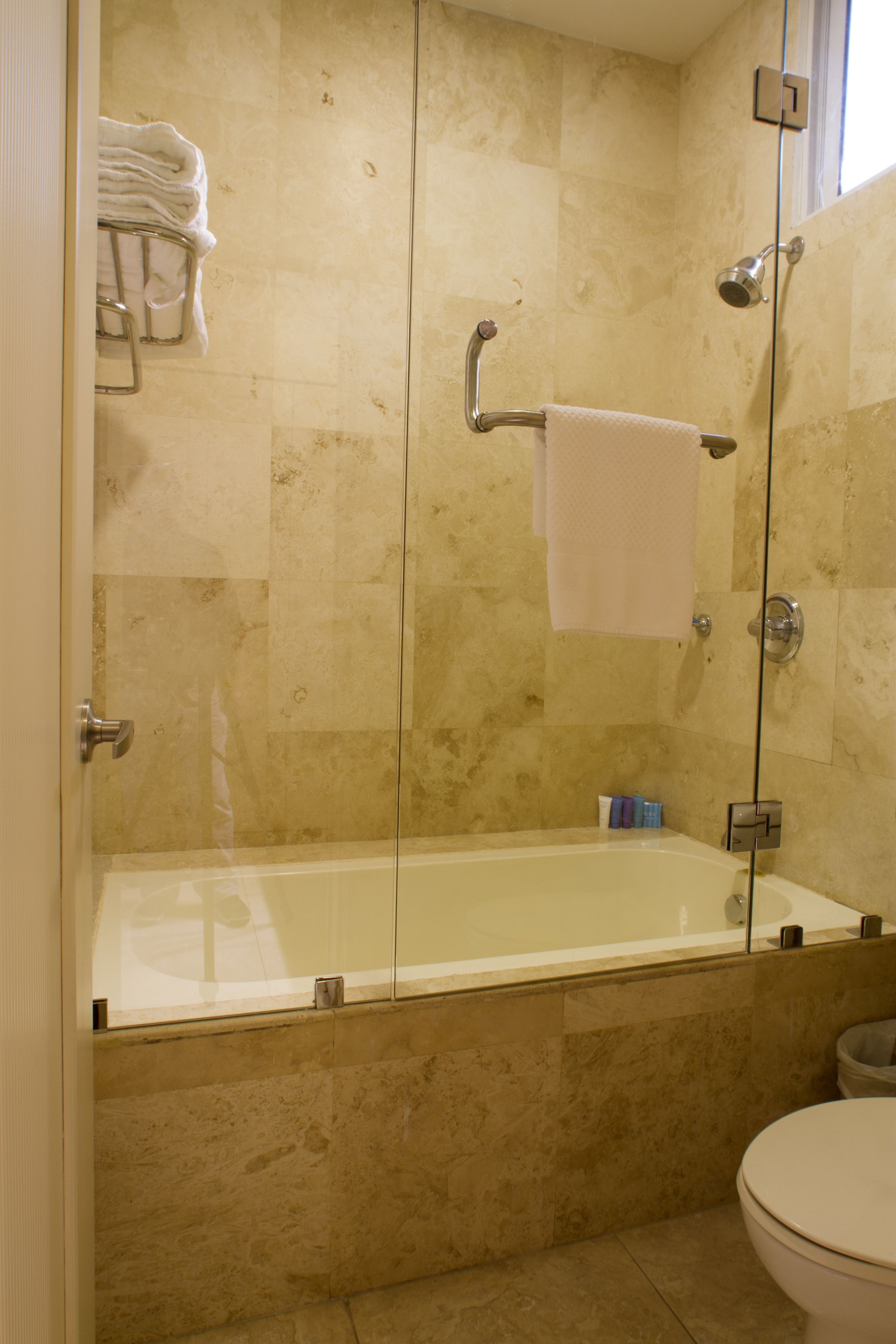 standard double room | bathroom | shower, hydromassage showerhead, free toiletries, hair dryer