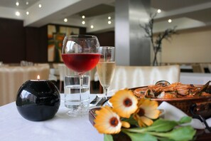 Serveert lunch, diner, Portugese gerechten, uitzicht op de tuin