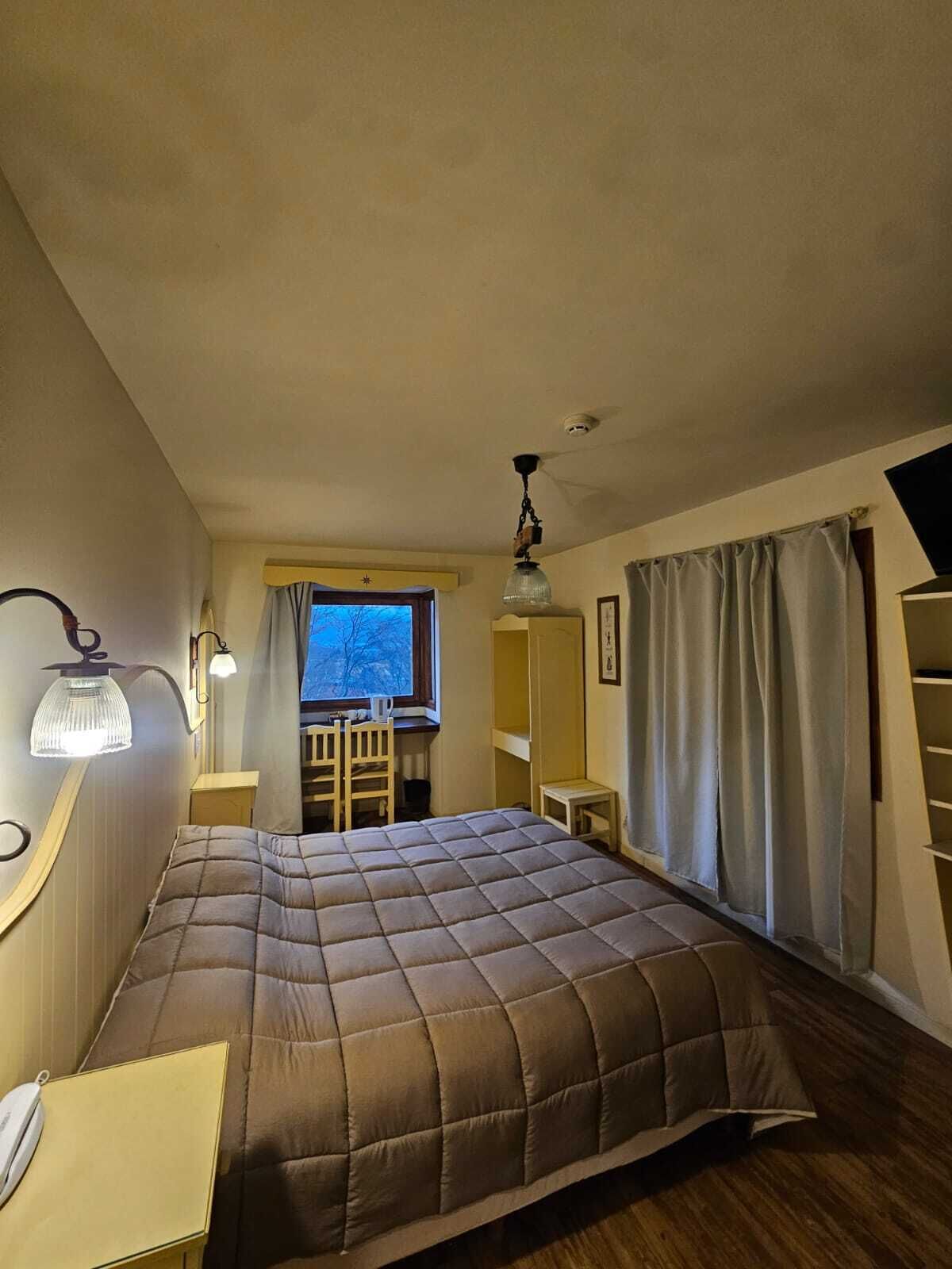 Minibar, in-room safe, desk, cribs (free)