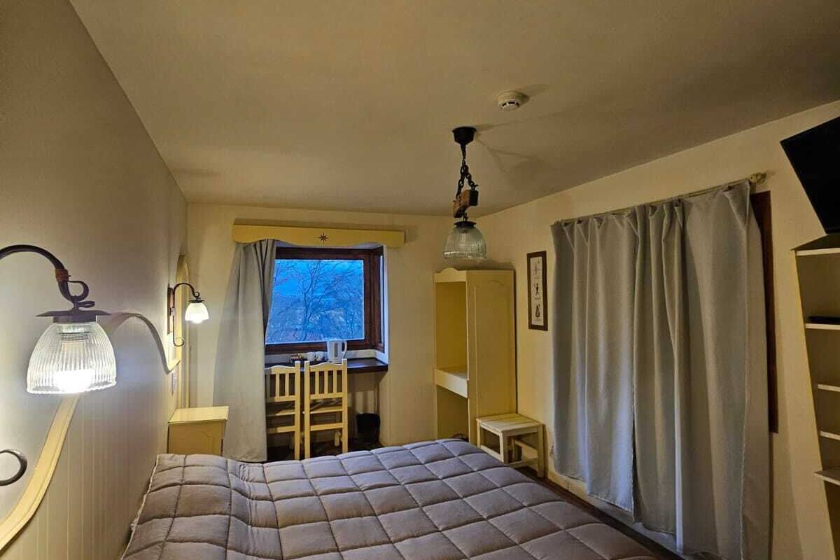 Minibar, in-room safe, desk, cribs (free)
