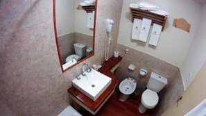 Kombinasi shower/bathtub dan perlengkapan mandi gratis