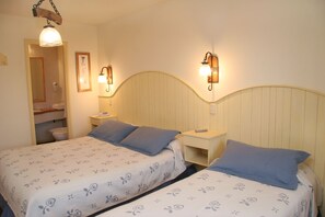 Triple Room | Minibar, in-room safe, individually decorated, individually furnished - Rosa de Los Vientos (Ushuaia)