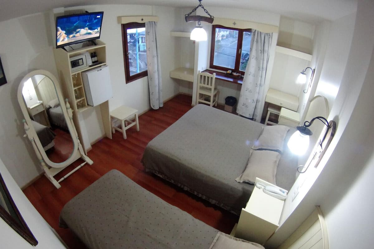 Minibar, in-room safe, desk, cribs (free)
