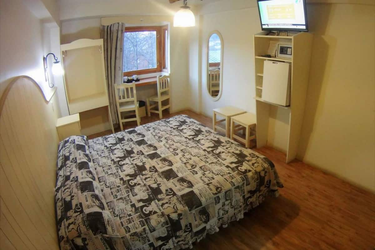 Minibar, in-room safe, desk, cribs (free)