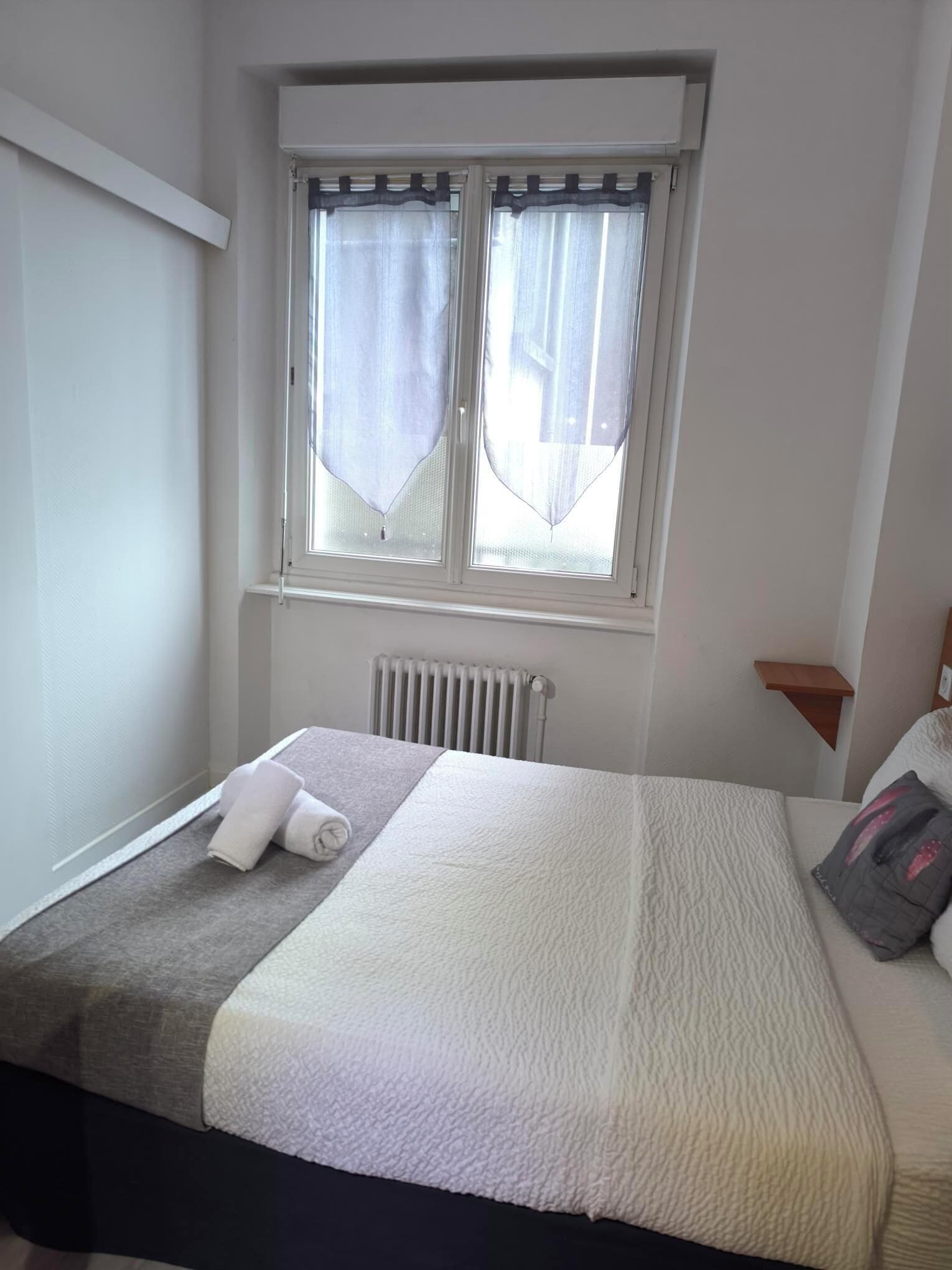 Økonomirom | Sengetøy av topp kvalitet, skrivebord, wi-fi (inkludert) og sengetøy