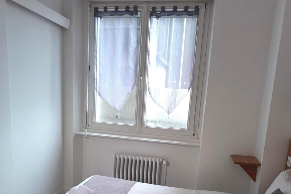 Økonomirom | Sengetøy av topp kvalitet, skrivebord, wi-fi (inkludert) og sengetøy