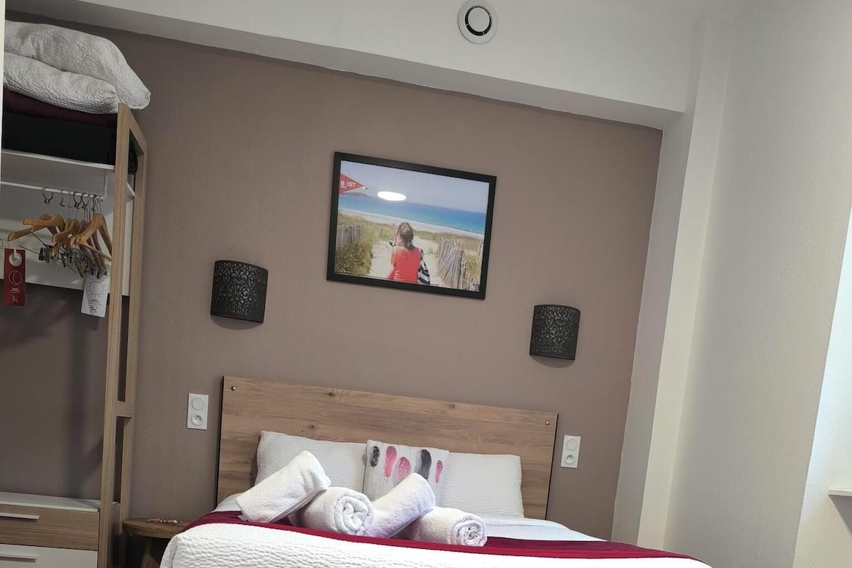 Tremannsrom – classic | Sengetøy av topp kvalitet, skrivebord, wi-fi (inkludert) og sengetøy