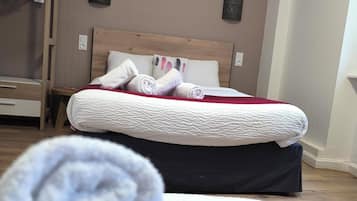 Habitación triple clásica | Ropa de cama de alta calidad, escritorio, wifi gratis y ropa de cama