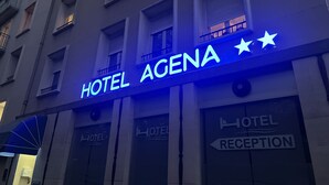 A hotel sign with "HOTEL ACENA" and a reception arrow.