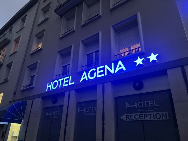 A hotel sign with "HOTEL ACENA" and a reception arrow. - Agena (Brest)