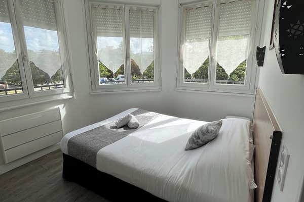 Classic Double Room | Premium bedding, desk, WiFi (free), bed sheets