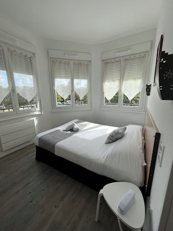Ropa de cama de alta calidad, escritorio, wifi gratis y ropa de cama