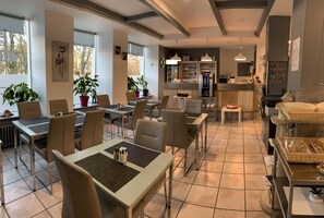 朝食 (ビュッフェ)、毎日提供 (1 名様 11.00 EUR)