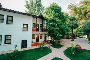 Vista frontal de la propiedad