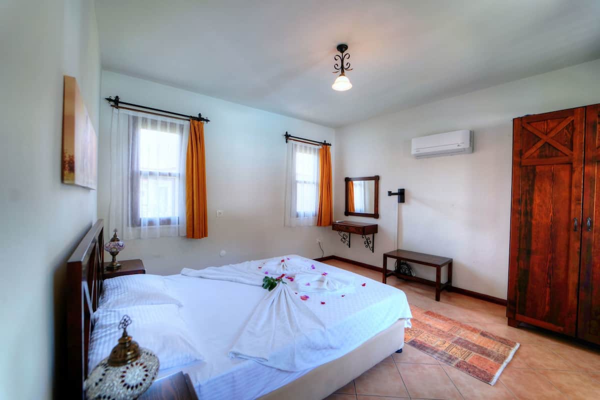 Chambre familiale, chambres communicantes | Lit avec matelas Ă plateau-coussin, minibar, coffre-fort